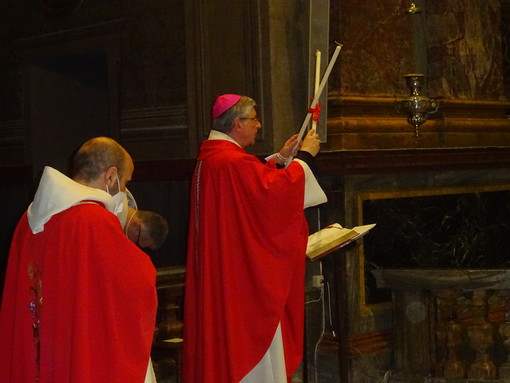 Il rito della benedizione della gola per intercessione di San Biagio nella chiesa di Sant’Antonino, a Bra