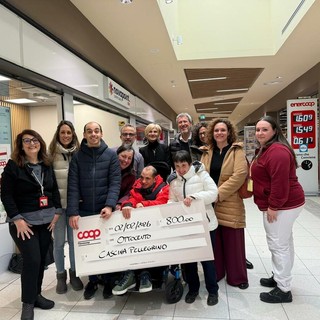 Da sinistra: Antonella Scarcello (Ipercoop), Elena Bima, Stefano Occelli, Michela Isaia (coop. Proposta80), Pasquale Vaccargiu (Direttore Ipercoop), Elena Menardi (referente Centri diurni CSAC), Flavio Degioanni (presidente coop Proposta80), Roberta Testa (resp. Centri diurni coop. Proposta80), Giulia Manassero (Direttore CSAC), Marta Bresolin (Ipercoop), Cristina Verra e Lorenzo Zanda.