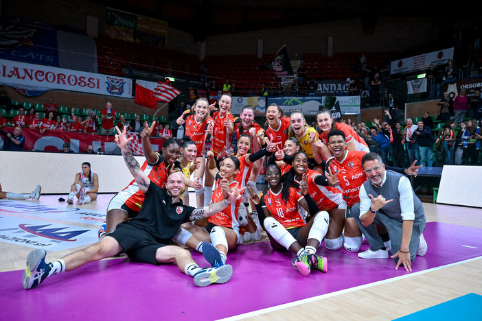 La Honda Cuneo Granda Volley in festa dopo aver battuto Scandicci (foto di Danilo Ninotto) La Honda Cuneo Granda Volley in festa dopo aver battuto Scandicci (foto di Danilo Ninotto)