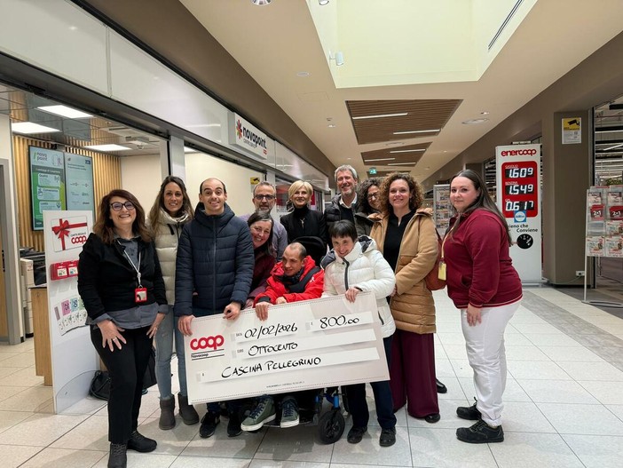 Da sinistra: Antonella Scarcello (Ipercoop), Elena Bima, Stefano Occelli, Michela Isaia (coop. Proposta80), Pasquale Vaccargiu (Direttore Ipercoop), Elena Menardi (referente Centri diurni CSAC), Flavio Degioanni (presidente coop Proposta80), Roberta Testa (resp. Centri diurni coop. Proposta80), Giulia Manassero (Direttore CSAC), Marta Bresolin (Ipercoop), Cristina Verra e Lorenzo Zanda.