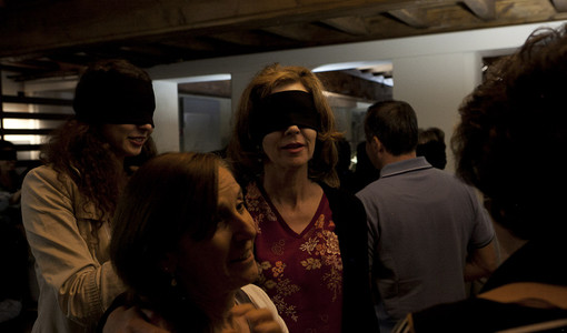 Nei musei di Cuneo al buio: tre giorni di visite bendati e guidati dai volontari ipovedenti