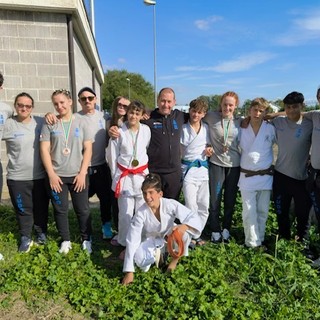 Da sinistra Bonito Achille, I.T. Seimandi Paola, Matei Turcanu Maria, Luciano Martina, I.T. Baschieri Silvio, Dell'Aquila Aurora, I.T. Penone Diego, Mandrile Matteo, Belliardo Luisa, Allione Diego, Giammario Francesco, Stranieri Frederic, seduto a terra Garino Giulio