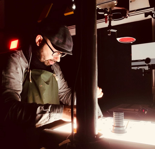 Danilo Galizia in camera oscura, mentre sviluppa fotografie analogiche