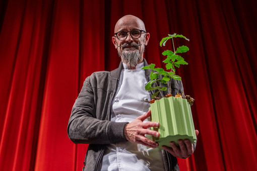 Enrico Crippa, chef di Piazza Duomo, con il Premio "Dawn to Earth" 2025: una pianta di rovere tartufigena Enrico Crippa, chef di Piazza Duomo, con il Premio "Dawn to Earth" 2025: una pianta di rovere tartufigena