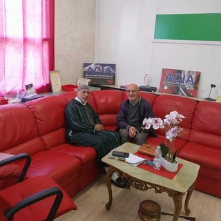 L'imam della Moschea di Alba El Hani Abdelhad insieme a don Domenico Degiorgis, direttore della Caritas albese, durante l'incontro nella sede di Acia Odv L'imam della Moschea di Alba El Hani Abdelhad insieme a don Domenico Degiorgis, direttore della Caritas albese, durante l'incontro nella sede di Acia Odv
