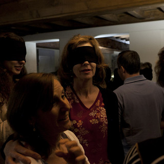 Nei musei di Cuneo al buio: tre giorni di visite bendati e guidati dai volontari ipovedenti