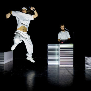 Un momento dello spettacolo "DAD OR ALIVE" in uno scatto di Manuela Giusto