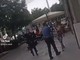 Urla e si scaglia contri i carabinieri che usano il taser in corso Giolitti a Cuneo: il video diventa un caso politico [VIDEO]