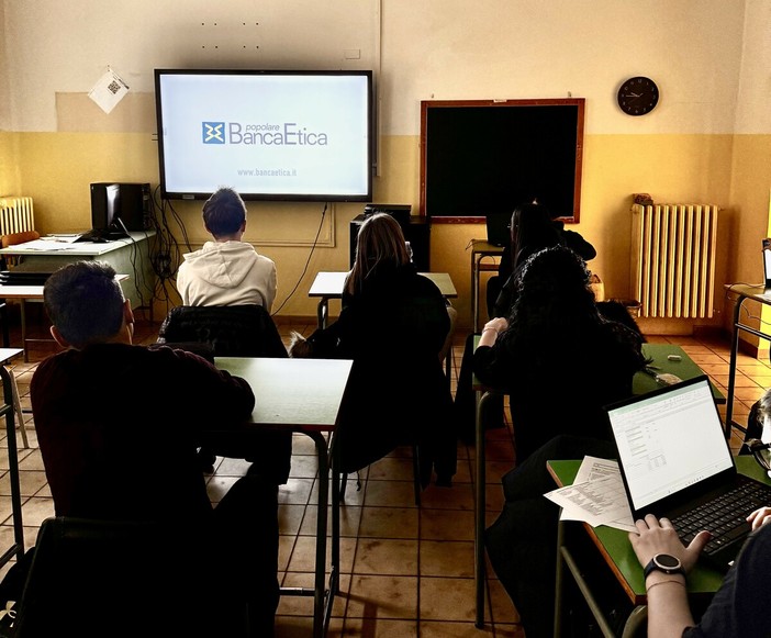 Educazione finanziaria e sostenibilità: la 4B AFM del Denina Pellico Rivoira incontra Banca Etica Educazione finanziaria e sostenibilità: la 4B AFM del Denina Pellico Rivoira incontra Banca Etica