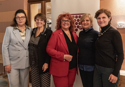 Da sinistra: Ivana Brignolo, Francesca Poggio, Marina Marsaglia, Pier Carla Negro e Anna Sertorio Da sinistra: Ivana Brignolo, Francesca Poggio, Marina Marsaglia, Pier Carla Negro e Anna Sertorio