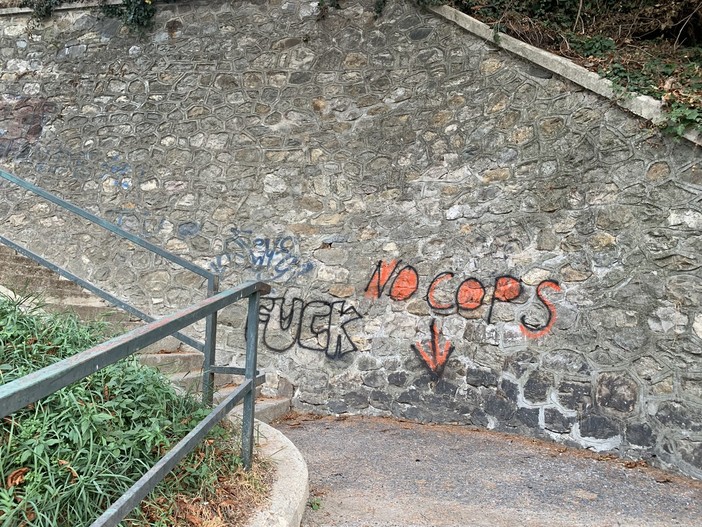 Scritte d'odio contro la polizia compaiono sulla scalinata di via Basse Sant'Anna [FOTO]
