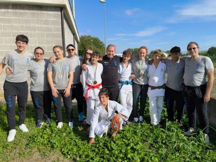 Da sinistra Bonito Achille, I.T. Seimandi Paola, Matei Turcanu Maria, Luciano Martina, I.T. Baschieri Silvio, Dell'Aquila Aurora, I.T. Penone Diego, Mandrile Matteo, Belliardo Luisa, Allione Diego, Giammario Francesco, Stranieri Frederic, seduto a terra Garino Giulio Da sinistra Bonito Achille, I.T. Seimandi Paola, Matei Turcanu Maria, Luciano Martina, I.T. Baschieri Silvio, Dell'Aquila Aurora, I.T. Penone Diego, Mandrile Matteo, Belliardo Luisa, Allione Diego, Giammario Francesco, Stranieri Frederic, seduto a terra Garino Giulio