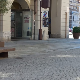 Deiezioni canine in via Roma a Cuneo, la protesta dei residenti