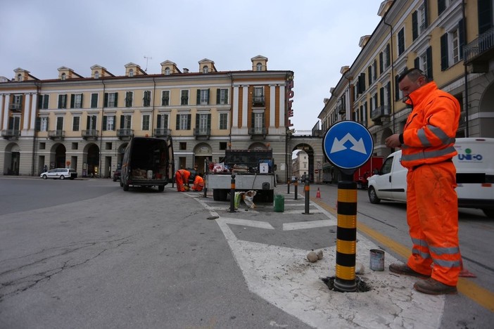 Cuneo, misure contro il parcheggio abusivo: in Piazza Galimberti arrivano i dissuasori