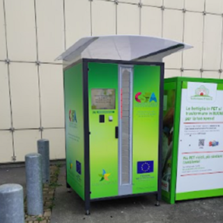 In foto il distributore dei sacchetti