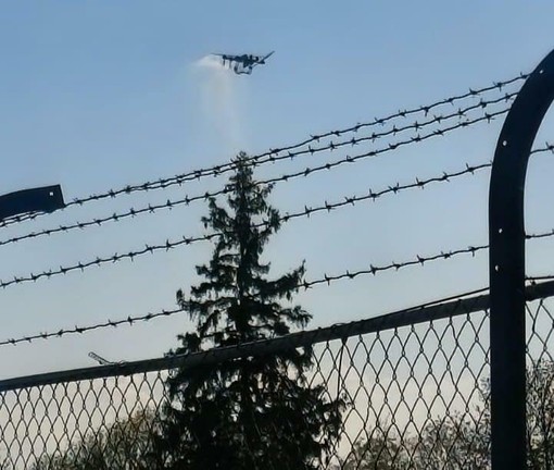 Il drone in volo nei pressi della pista dell'aeroporto cuneese Il drone in volo nei pressi della pista dell'aeroporto cuneese