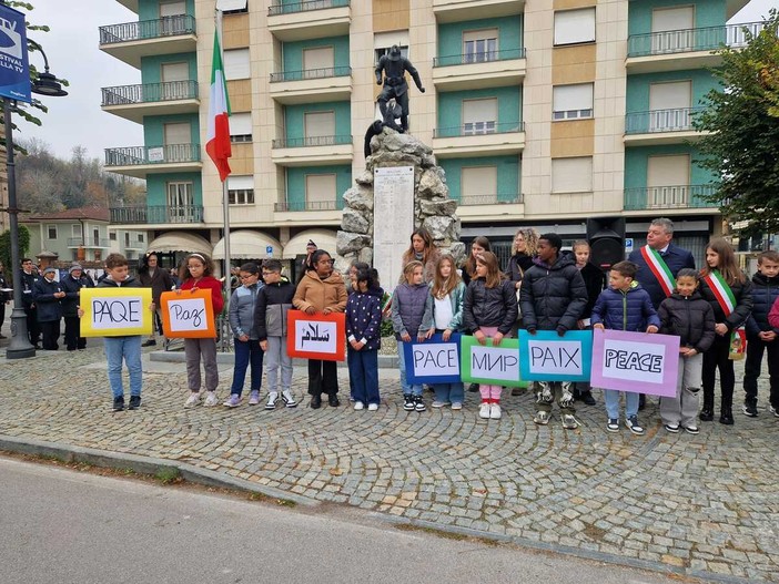 Dogliani ricorda il 4 Novembre: la comunità unita nel segno della memoria e della pace Dogliani ricorda il 4 Novembre: la comunità unita nel segno della memoria e della pace