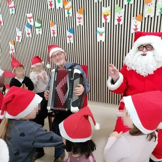 Babbo Natale e folletto musicista alla scuola dell’infanzia di Caraglio: una tradizione lunga oltre 30 anni