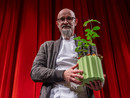 Enrico Crippa, chef di Piazza Duomo, con il Premio "Dawn to Earth" 2025: una pianta di rovere tartufigena Enrico Crippa, chef di Piazza Duomo, con il Premio "Dawn to Earth" 2025: una pianta di rovere tartufigena