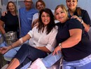 Elisa Isoardi con il personale sanitario dell'ospedale campano durante la donazione Elisa Isoardi con il personale sanitario dell'ospedale campano durante la donazione