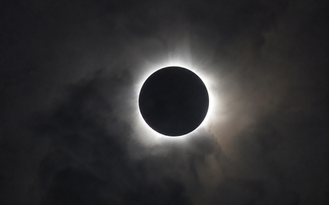 Eclissi solare, il direttore di Oculistica dell'Asl Cn2: "Nessuna protezione fai da te, servono occhiali certificati"