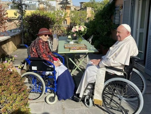 Papa Francesco e Emma Bonino su una terrazza affacciata sui tetti di Roma nel 2024 Papa Francesco e Emma Bonino su una terrazza affacciata sui tetti di Roma nel 2024