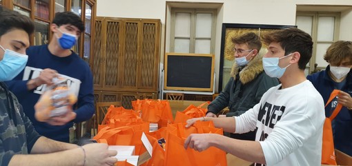 I ragazzi della scuola enologica di Alba, impegnati nella distribuzione delle arance dell'Airc