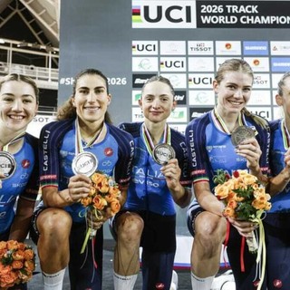 Elisa Balsamo e le ragazze del quartetto con la medaglia d'argento al collo - Foto Federciclismo