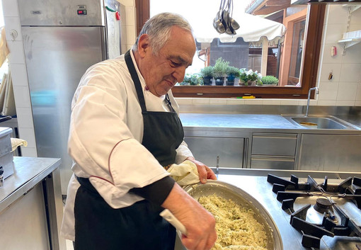 In immagine sorridente di Enrico Bertolini, impegnato nella cucina del ristorante di famiglia a Barolo (Fb)