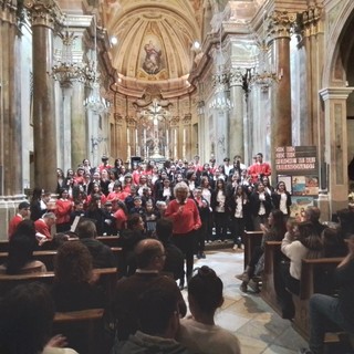 Il concerto con i cori “Envie de Chanter” e “Soleri Bodoni Choir” nella chiesa di San Marcellino a Envie