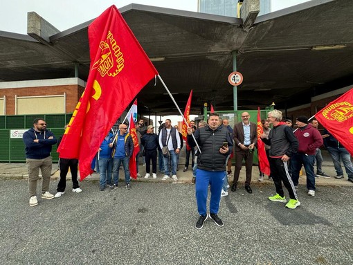 Il presidio dei lavoratori di fronte all'ex Ilva di Racconigi Il presidio dei lavoratori di fronte all'ex Ilva di Racconigi