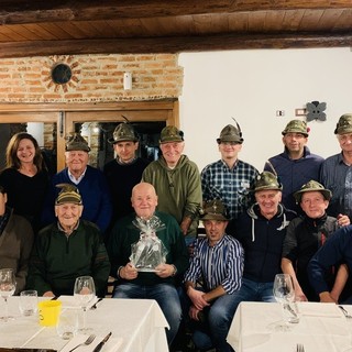 Il sindaco di Envie Roberto Mellano ha ricevuto con una targa ricordo dal locale gruppo degli Alpini assieme a quello della frazione Occa