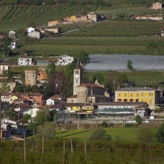 Una panoramica del Comune di Envie con il suo territorio montano sul Mombracco