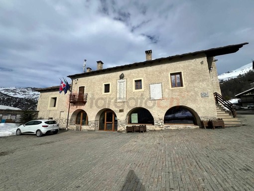 Il municipio di Elva