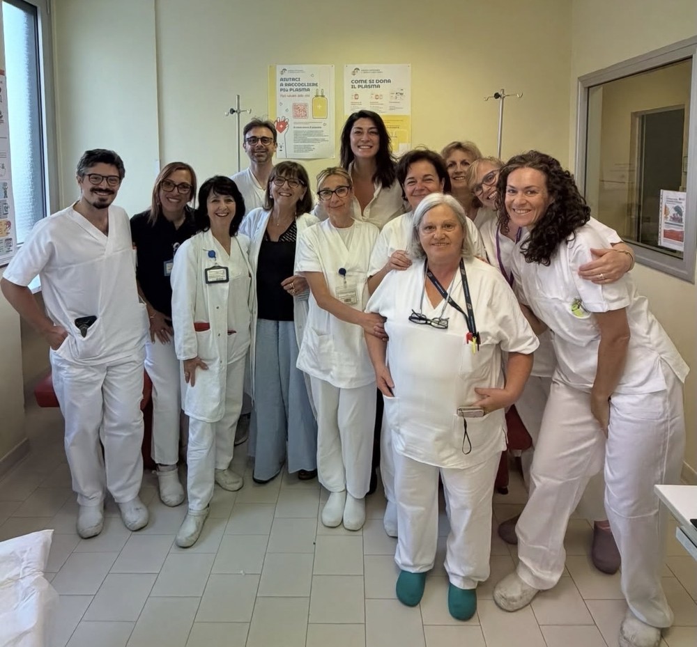 Elisa Isoardi con il personale del reparto Elisa Isoardi con il personale del reparto
