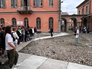 Con un discorso di benvenuto, la preside Germini ha accolto gli studenti delle prime classi Con un discorso di benvenuto, la preside Germini ha accolto gli studenti delle prime classi