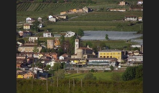 Una panoramica del Comune di Envie con il suo territorio montano sul Mombracco Una panoramica del Comune di Envie con il suo territorio montano sul Mombracco