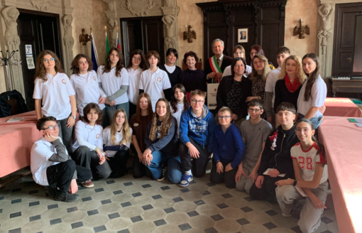 Gli studenti romeni al Municipio di Savigliano Gli studenti romeni al Municipio di Savigliano