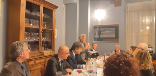 Cuneo, la cena ecumenica alla Chiocciola dell'Accademia italiana della Cucina. Il delegato Ermanno Mauro, accademici cuneesi e ospiti