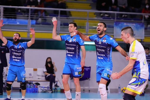 L'esultanza dei giocatori di Cuneo: i piemontesi hanno vinto gara-1 con Santa Croce (Foto: Simona Bernardini)