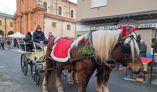 La carrozza trainata dai cavalli animerà le vie di Envie durante il mercatino natalizio
