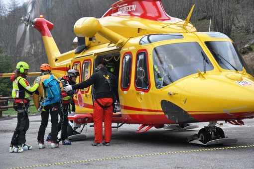 L'elisoccorso a Crissolo issa a bordo le squadre del Soccorso Alpino (foto Nicoló Bertola)