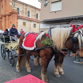 La carrozza trainata dai cavalli animerà le vie di Envie durante il mercatino natalizio