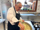 In immagine sorridente di Enrico Bertolini, impegnato nella cucina del ristorante di famiglia a Barolo (Fb)