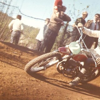 Emilio Ostorero in sella alla Bultaco durante una gara a Bra nei primi anni '70 (Foto Diemme)