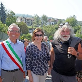 Il sindaco di Bosia Ettore Secco, nella foto con la giornalista televisiva Bianca Berlinguer e l'opinionista Mauro Corona, si presenta per il terzo mandato