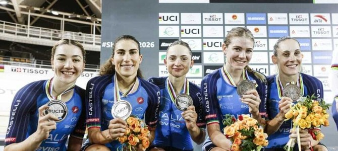 Elisa Balsamo e le ragazze del quartetto con la medaglia d'argento al collo - Foto Federciclismo Elisa Balsamo e le ragazze del quartetto con la medaglia d'argento al collo - Foto Federciclismo