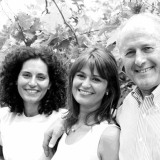 Enrico Scavino qui con le figlie Enrica ed Elisa (Facebook)