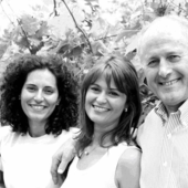 Enrico Scavino qui con le figlie Enrica ed Elisa (Facebook)