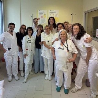 Elisa Isoardi con il personale del reparto Elisa Isoardi con il personale del reparto